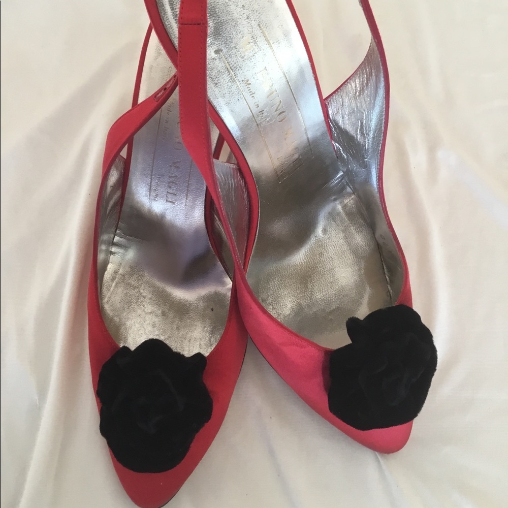 Bruno Magli Red satin pumps w/ Blk velvet flower